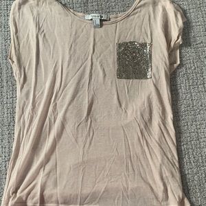 T-shirt with fashion pocket